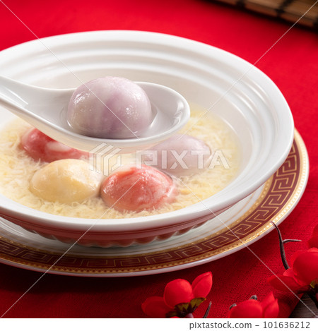 Colored glaze style big tangyuan with sweet rice wine soup and egg drop. 101636212