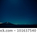 從 Shindo Pass 看到的黎明時倒掛的紅色天空和星星 101637540