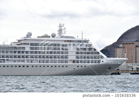 拍攝春天在北海道函館市函館港停靠的遊輪銀語號的風景 101638336