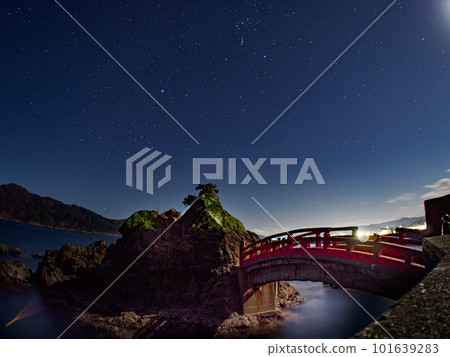 Ryukanzaki Shrine and the moonlit night sky Ryukanzaki Shrine and the moonlit night sky 101639283