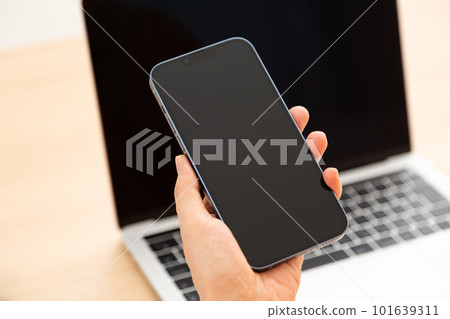 拿著智能手機的資深婦女的手 拿著智能手機的資深婦女的手 101639311