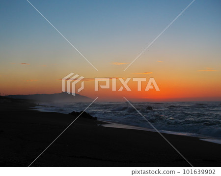 Irago Misaki Horikiricho Beach 日出前染上朝霞的大海 Irago Misaki Horikiricho Beach 日出前染上朝霞的大海 101639902