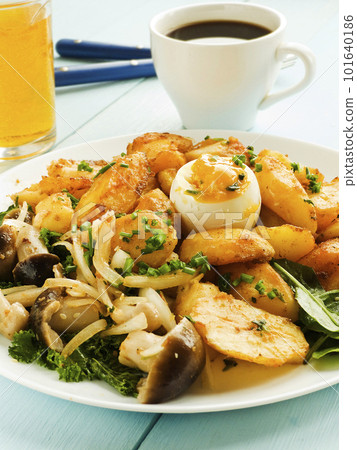 Baked potatoes with mushrooms Baked potatoes with mushrooms 101640186