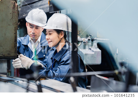 在現場工作的女工程師 101641235