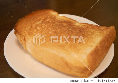 早餐：新鮮出爐的黃油吐司 02 101641286