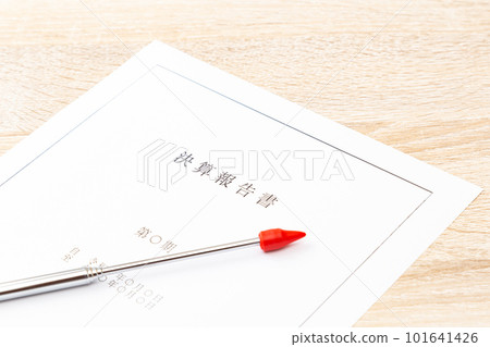 辦公桌上的財務報表 101641426