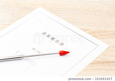 辦公桌上的財務報表 辦公桌上的財務報表 101641427