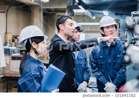 Management directing the efficiency of the factory 101641582