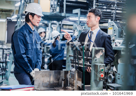 經理關注工廠工人 101641969