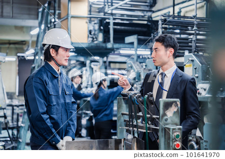 經理關注工廠工人 經理關注工廠工人 101641970