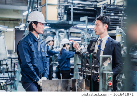 經理關注工廠工人 經理關注工廠工人 101641971