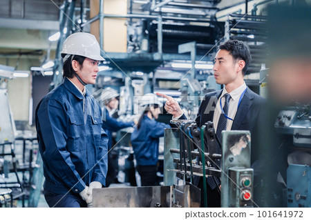 經理關注工廠工人 經理關注工廠工人 101641972