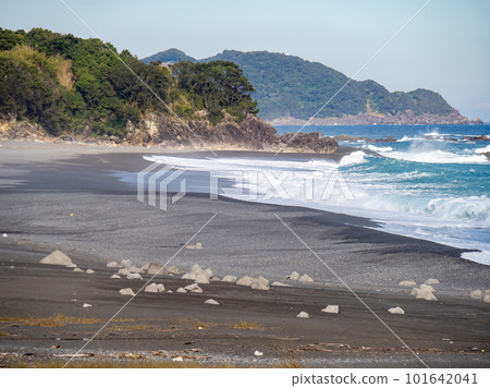 A beach where whitecaps lap. (Coast in Toyo Town, Aki District, Kochi Prefecture) A beach where whitecaps lap. (Coast in Toyo Town, Aki District, Kochi Prefecture) 101642041