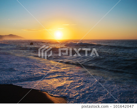 Irago Misaki Horikiri-cho coast 被洶湧的海浪和旭日染紅的大海 Irago Misaki Horikiri-cho coast 被洶湧的海浪和旭日染紅的大海 101642047