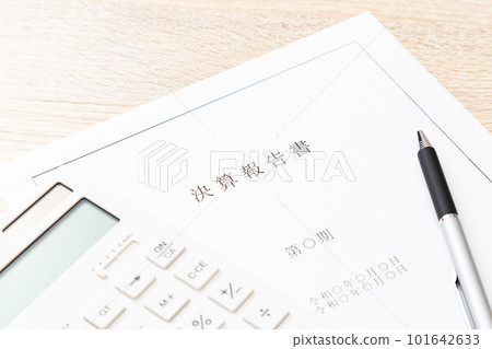 辦公桌上的財務報表 101642633