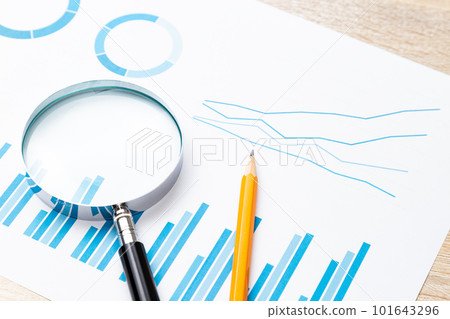 桌上的圖表 101643296