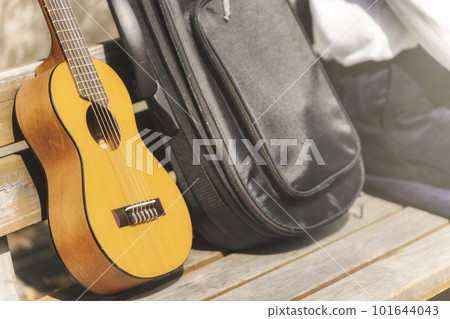 Guitar practice musical instrument case bench Guitar practice musical instrument case bench 101644043