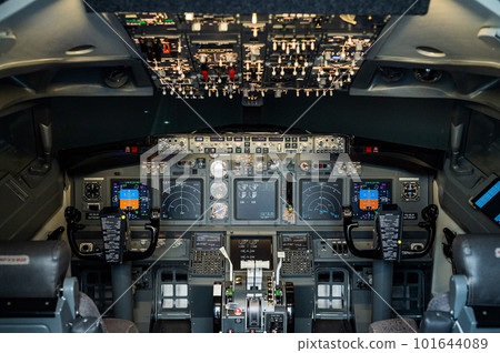 General view of the empty cockpit cockpit. Commercial flight simulator for flight training. 101644089