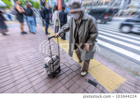日本東京城市景觀 老齡化社會，摘下口罩......更多人在十字路口不戴口罩 = 澀谷爭奪十字路口 101644224