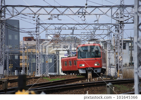 名鐵列車在鐵軌上行駛 101645366
