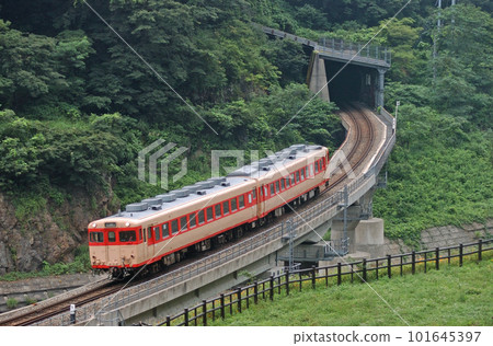 大糸線 北小谷~平岩 JR 西日本木波 28-2119 + 木波 58-596(金澤) 大糸線 北小谷~平岩 JR 西日本木波 28-2119 + 木波 58-596(金澤) 101645397