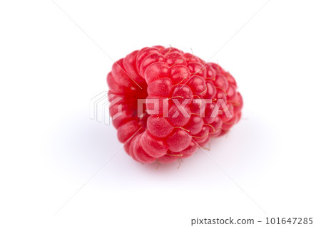 raspberry isolated on white background 101647285