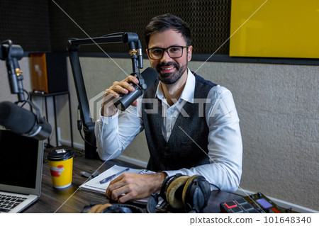 Bearded dark-haired man looking at the camera 101648340