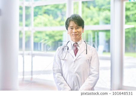 在醫院工作的中年老醫生 在醫院工作的中年老醫生 101648531