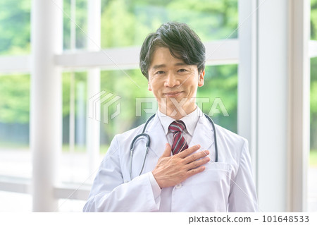 一位在醫院工作的穿白大褂的資深醫生 101648533