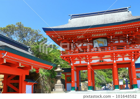 [Miyazaki Prefecture] Romon Gate of Udo Shrine in sunny weather 101648582
