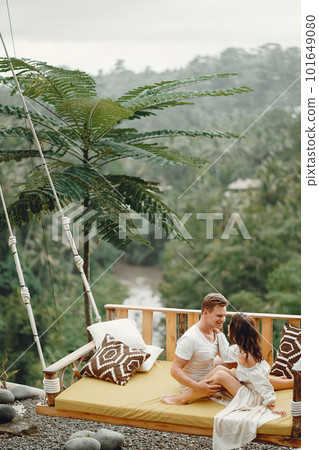 couple relaxing at an amazing beach club in Bali indonesia 101649080