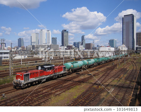 以名古屋站建築物為背景運行的貨運列車 以名古屋站建築物為背景運行的貨運列車 101649813