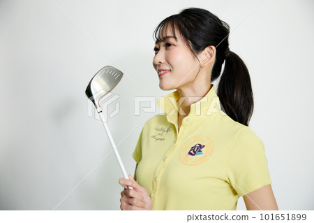 Women playing golf 101651899