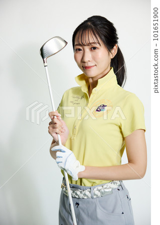 Women playing golf 101651900