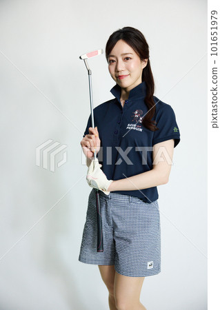 Women playing golf 101651979