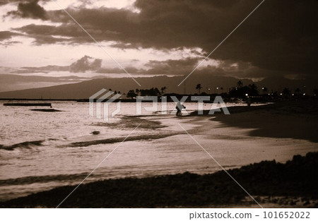 Monochrome sunset view of Waikiki Beach in Hawaii 101652022