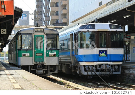 [JR Shikoku] Type 1200 and Series Kiha 185 "Kenzan" (Tokushima Line: Tokushima Station) 101652784