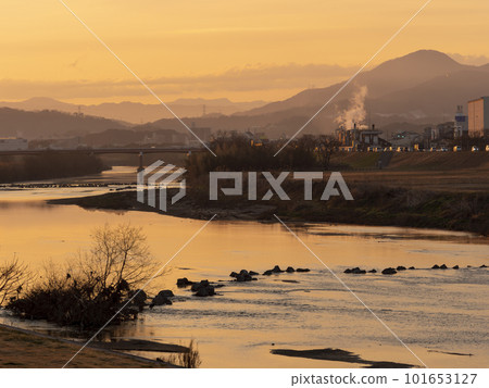 Scenery along the Yamato River dyed in the morning glow Scenery along the Yamato River dyed in the morning glow 101653127