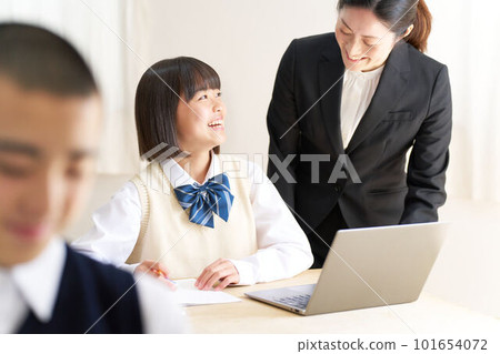 初中生在教室上課，老師在給他們上課 101654072