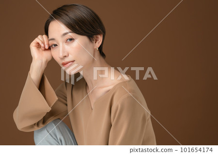 酷美女棕色 101654174