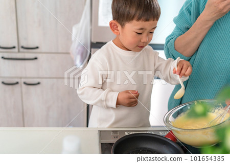 Parents and children making sweets in the kitchen Parents and children making sweets in the kitchen 101654385