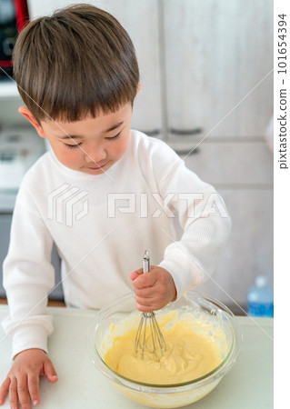 Parents and children making sweets in the kitchen Parents and children making sweets in the kitchen 101654394