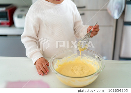 Parents and children making sweets in the kitchen Parents and children making sweets in the kitchen 101654395