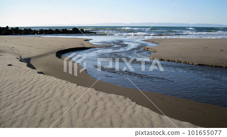 Sand ripples and blue sea 101655077