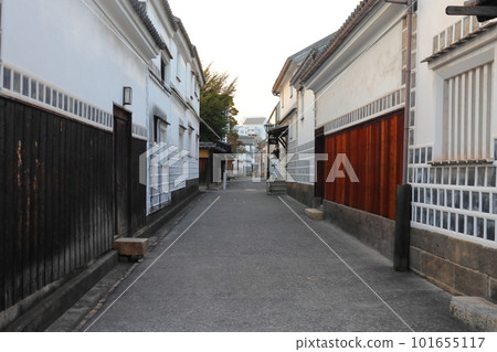 Retro passage in Kurashiki Bikan Historical Quarter (rickshaw in the back) Retro passage in Kurashiki Bikan Historical Quarter (rickshaw in the back) 101655117