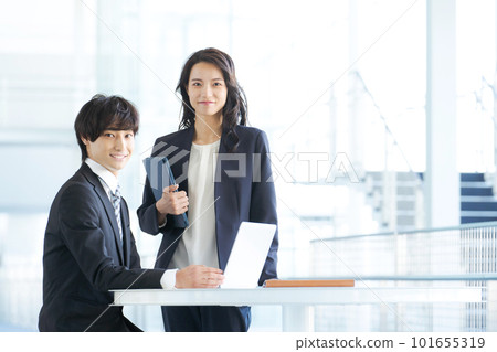 指導後輩的商務人士 101655319