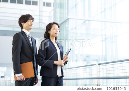 商務人士在辦公室大廳排隊 101655943
