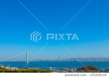 A view of the Akashi Kaikyo Bridge 101656238