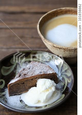 Gluten-free chocolate gateau and cafe au lait made with rice flour 101656662