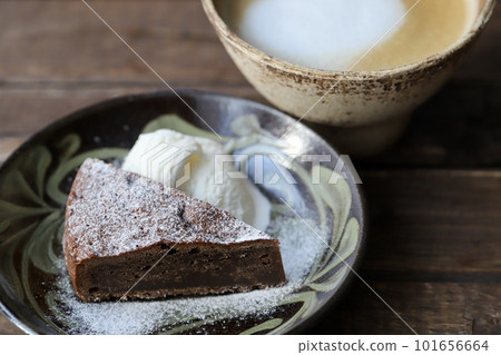 Gluten-free chocolate gateau and cafe au lait made with rice flour 101656664